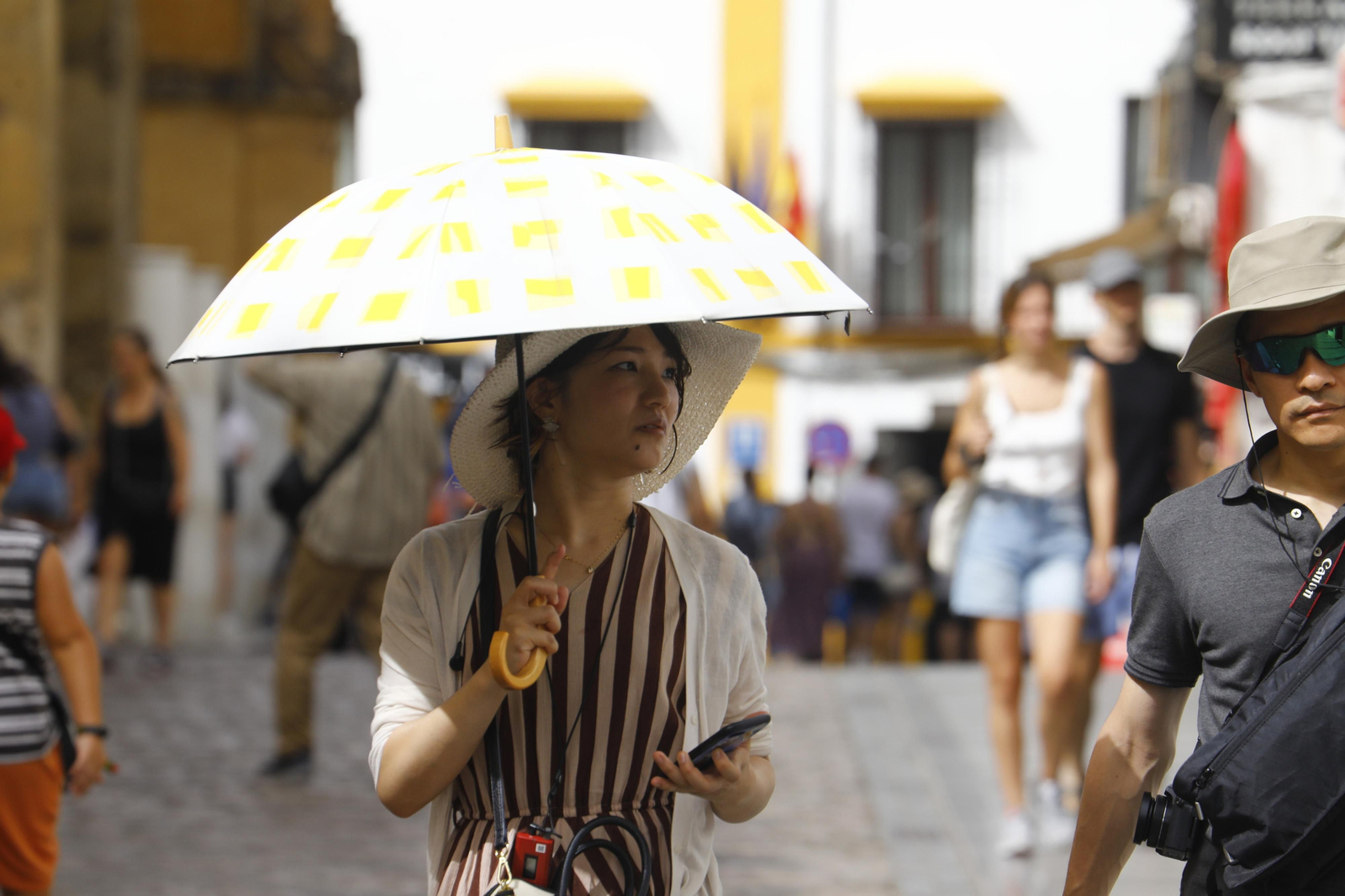 Los turistas visitan Córdoba en alerta roja por altas temperaturas, en fotografías