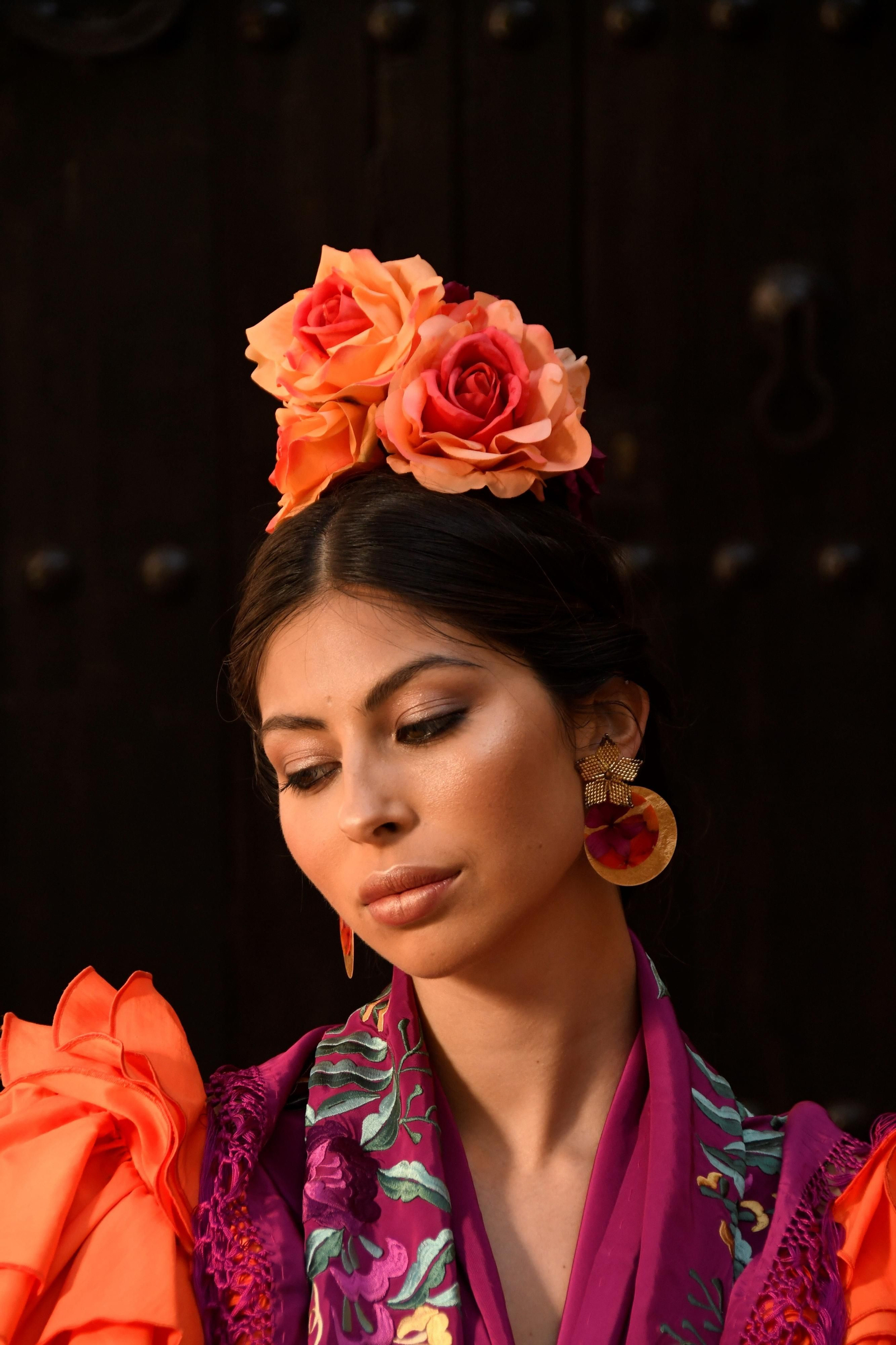 Rosas de tacto natural.  Traje de flamenca: Pepa Garrido.  Mantón: Mantones Foronda