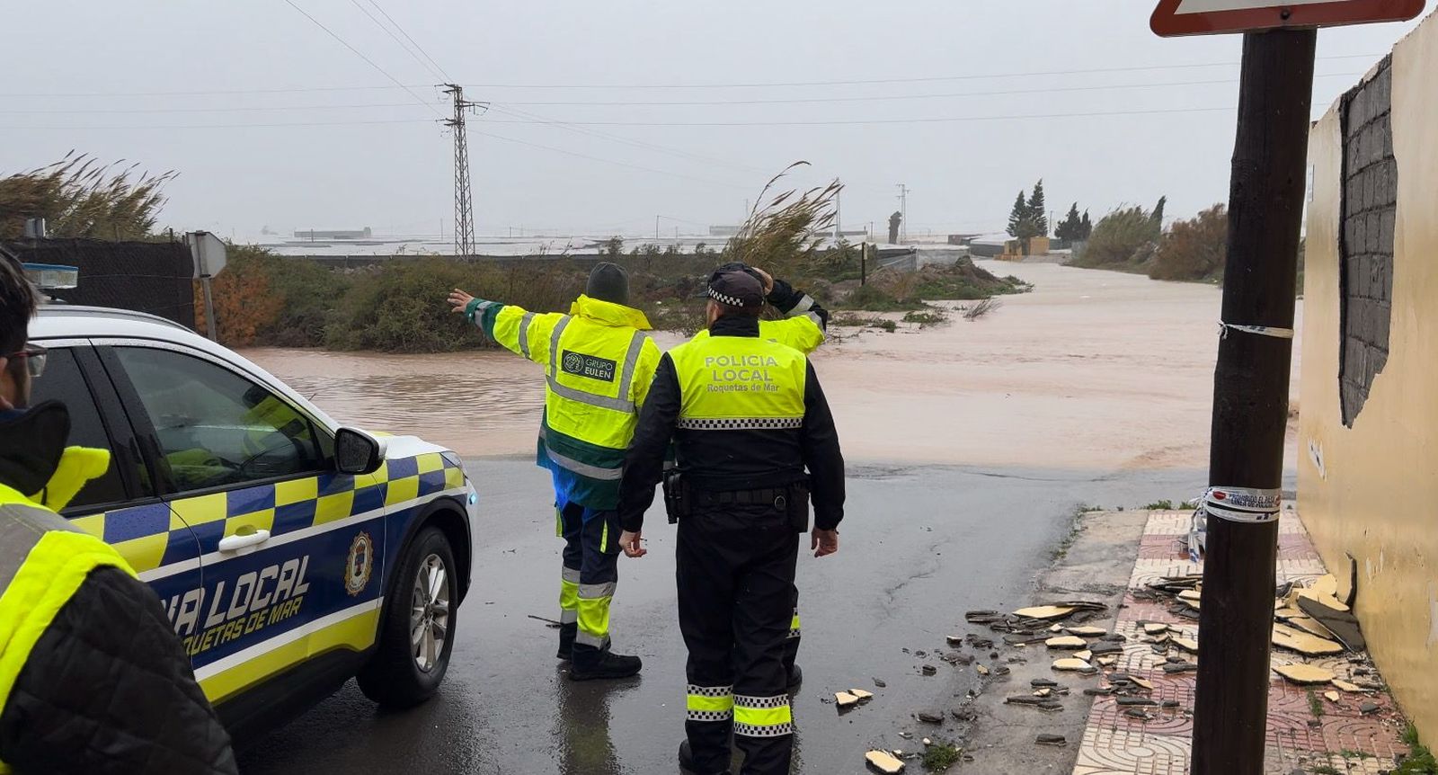Las labores de los servicios de emergencia de Roquetas solventan los destrozos de la borrasca Kristin, en imágenes