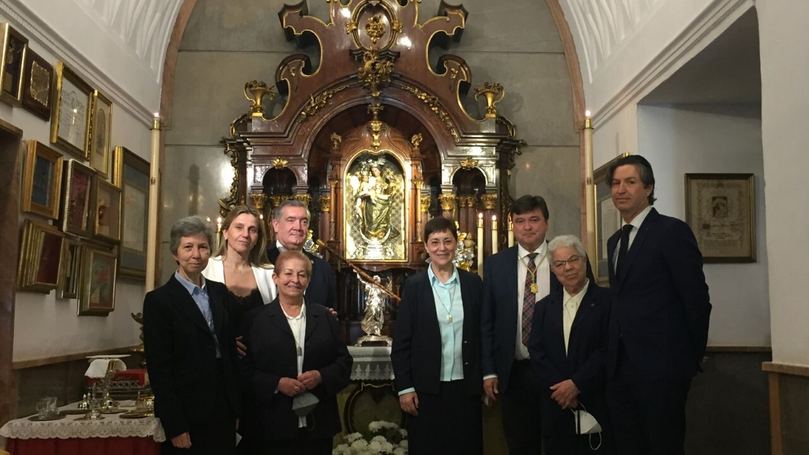 Las hermanas Nazarenas con las autoridades asistentes al acto junto a la Virgen Chiquita de la Cinta.