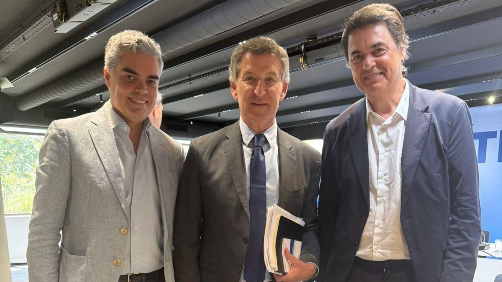 Azpitarte, a la izquierda, y Rojas, a la derecha, flanquean a Alberto Núñez Feijóo
