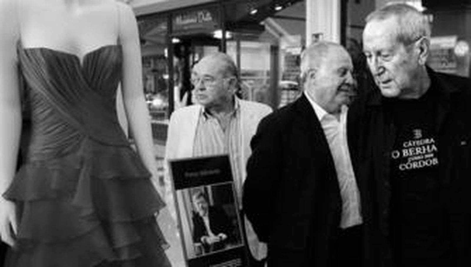 Elio Berhanyer observa un vestido de Petro Valverde, junto al pintor Juan Rufete y Tony Benítez.