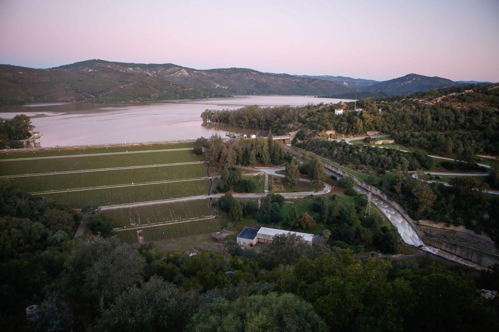 Fotos del desembalse del pantano de Guadarranque, al límite de su capacidad