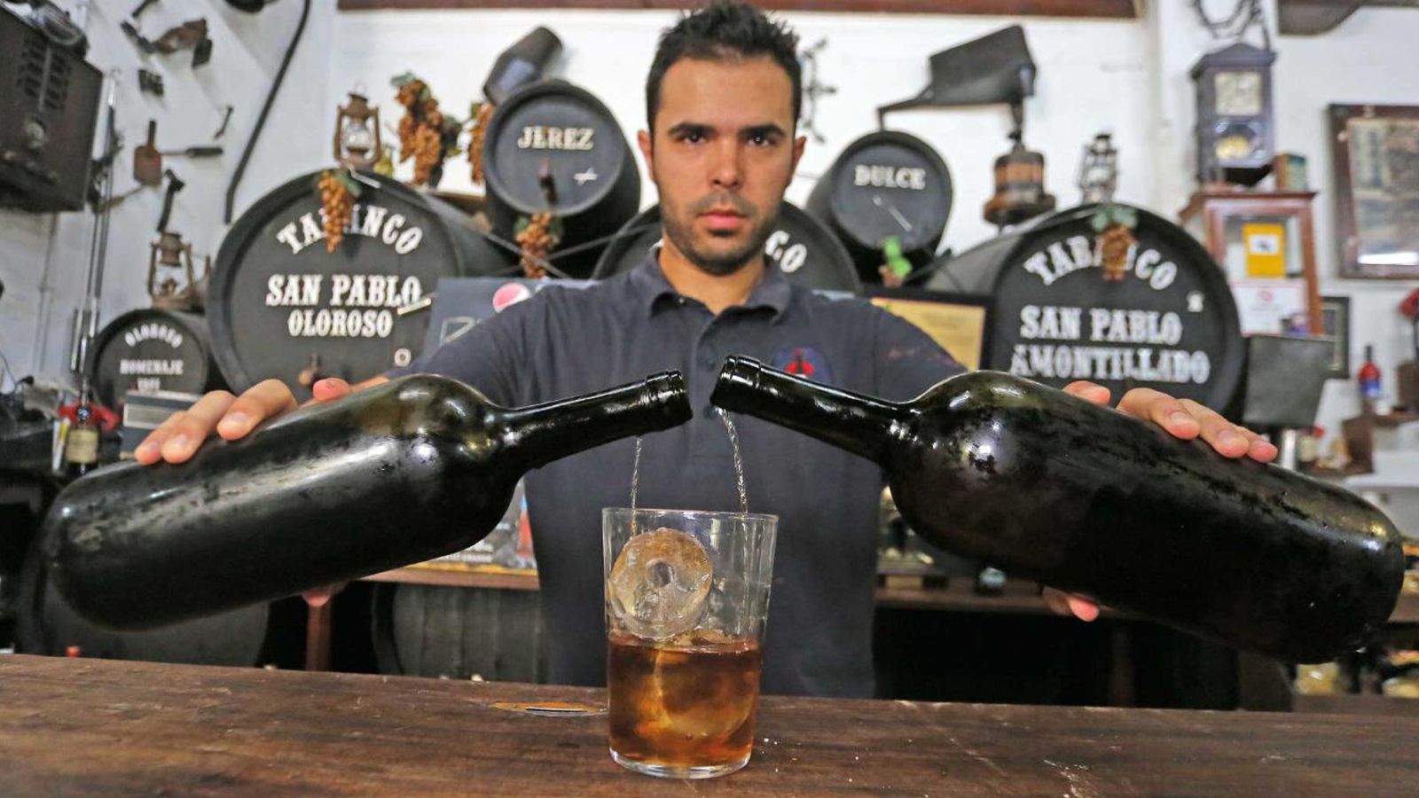 Un camarero del Tabanco San Pablo prepara un 'Cuba-Roque'