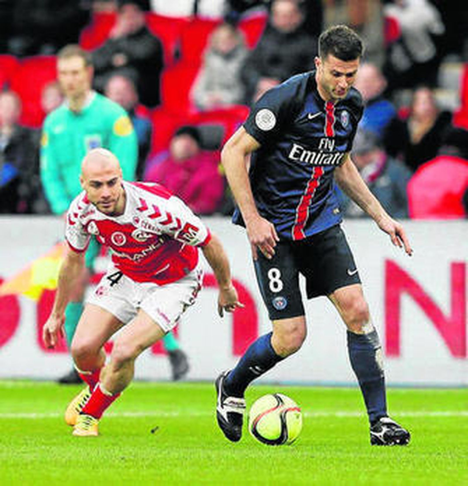 Kankava trata de arrebatar el balón a Motta.