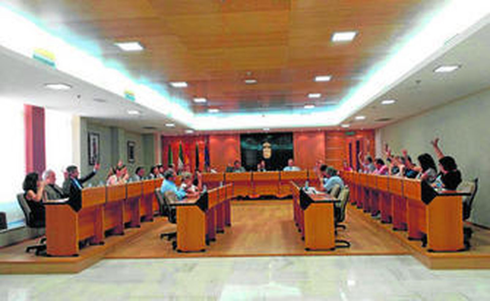 Todos los grupos políticos con representación en el Ayuntamiento de El Ejido votan por unanimidad uno de los puntos del Pleno.
