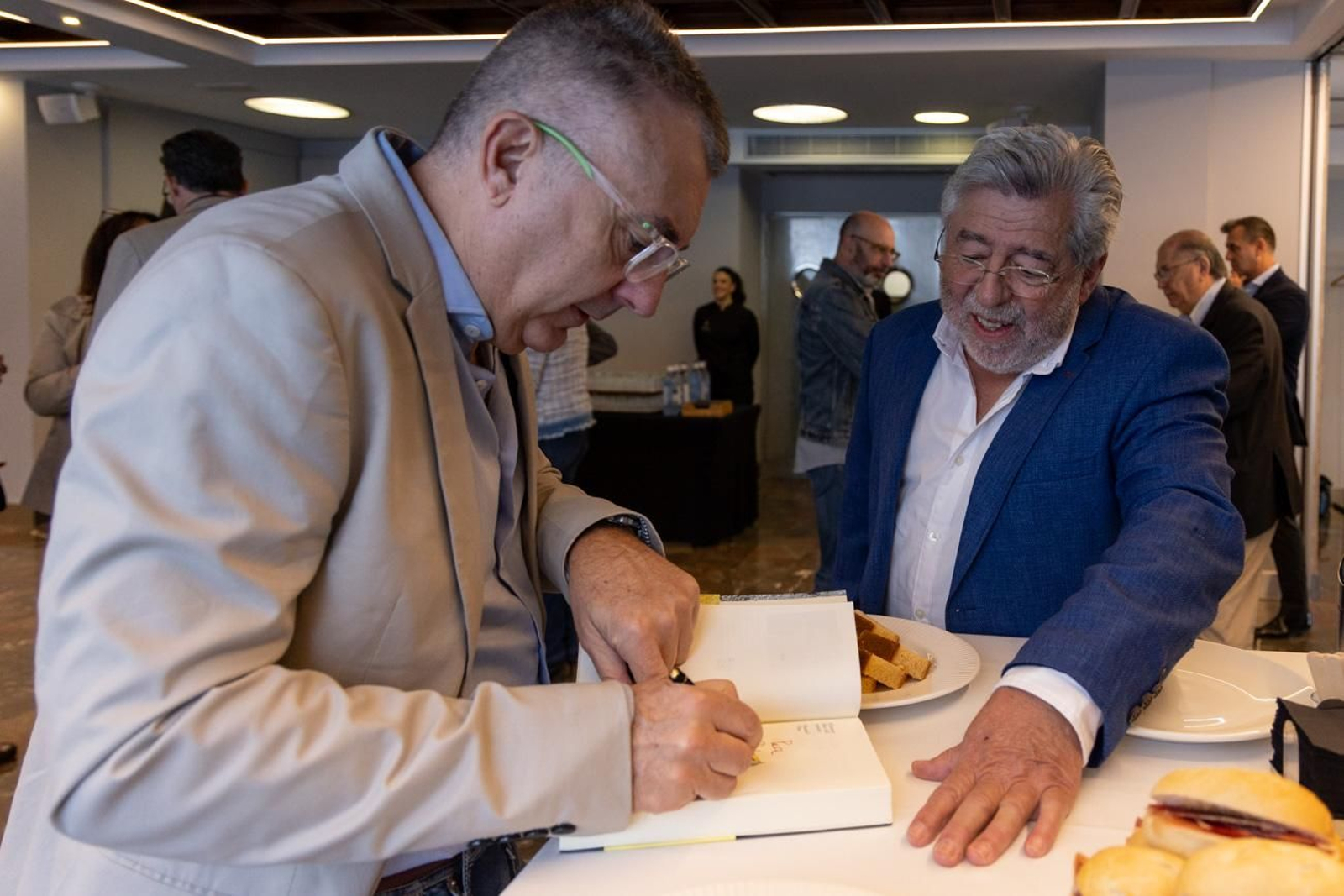 Desayuno y presentación del escritor Manuel Vilas en un encuentro literario dedicado a una de las últimas obras de este autor, 'El mejor libro del mundo'