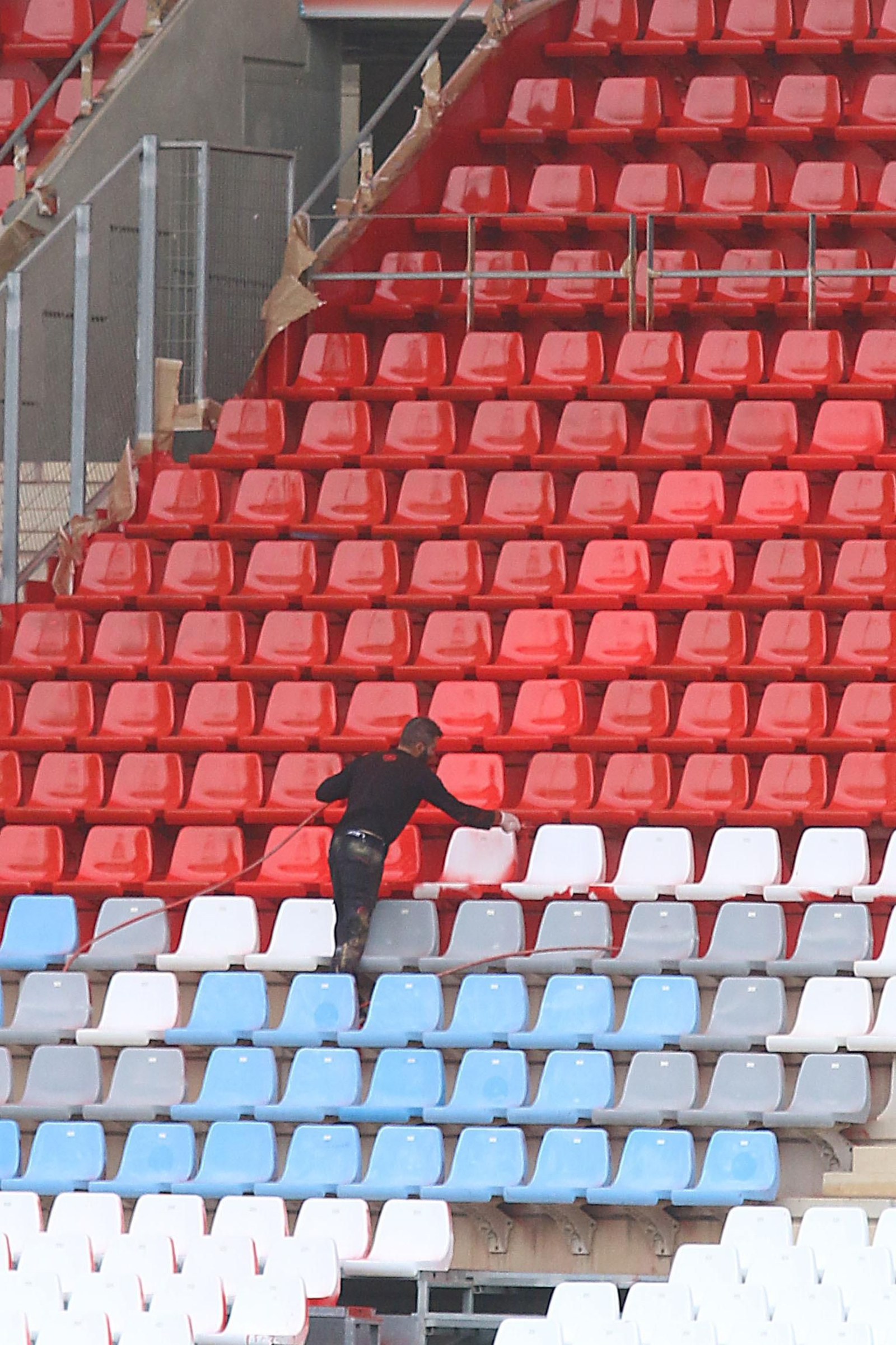 Así están pintando las gradas del Mediterráneo