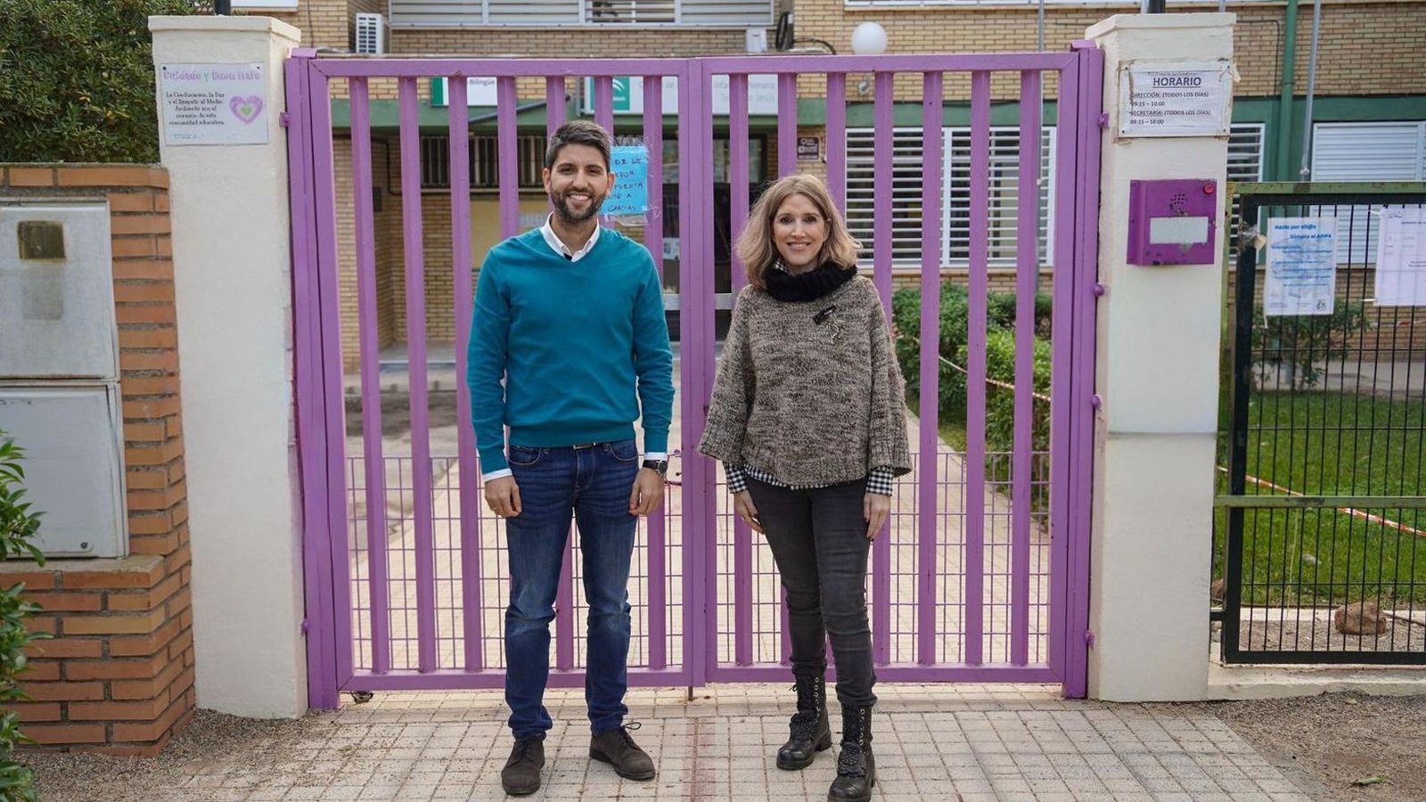 Julia Ibáñez y el concejal ejidense Javier Rodríguez en la puerta de un colegio de la localidad.