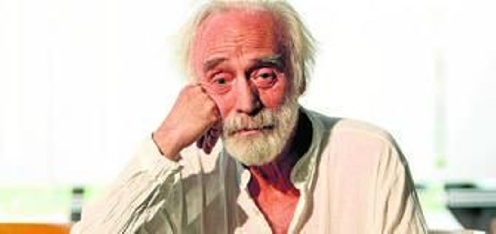 La compañía de Fernando Lima durante un ensayo de su residencia creativa en el Cicus, ante un trabajo de Suso33.