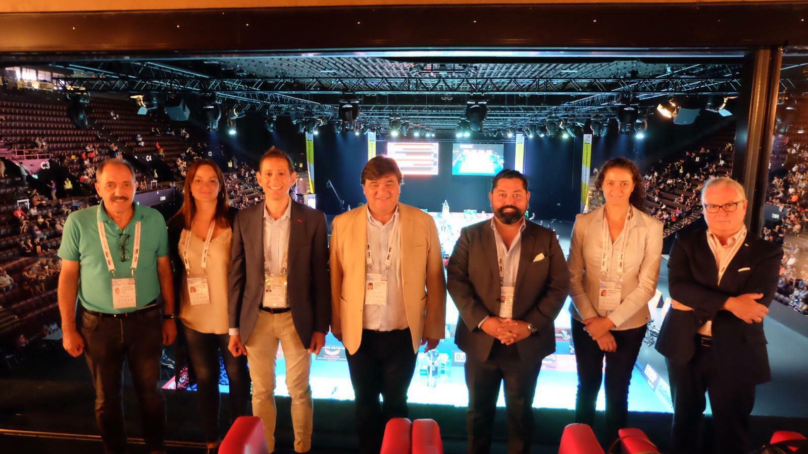 La delegación onubense, junto a los representantes suizos y federativos.