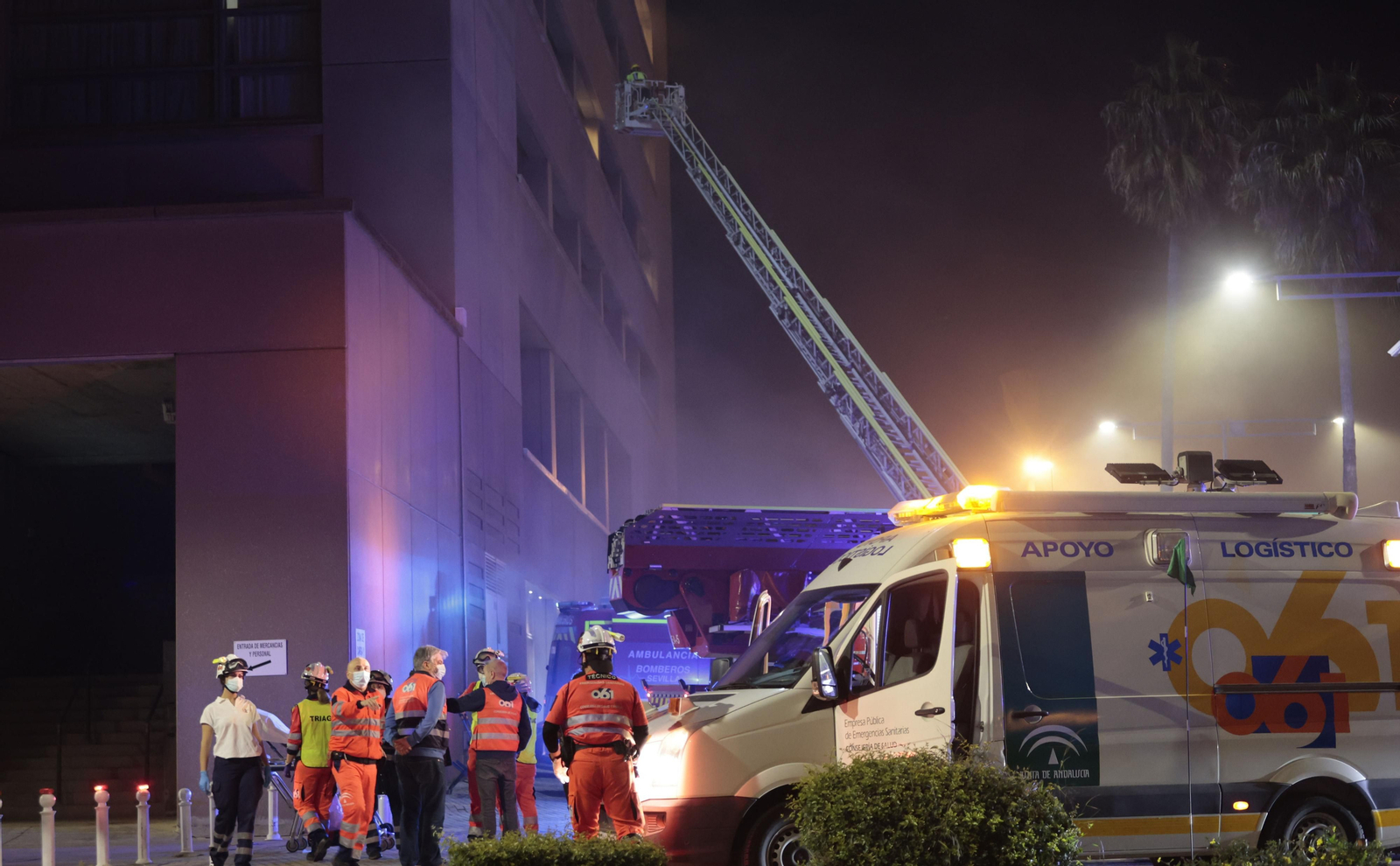 Las imágenes del incendio en el Hotel Isla de la Cartuja