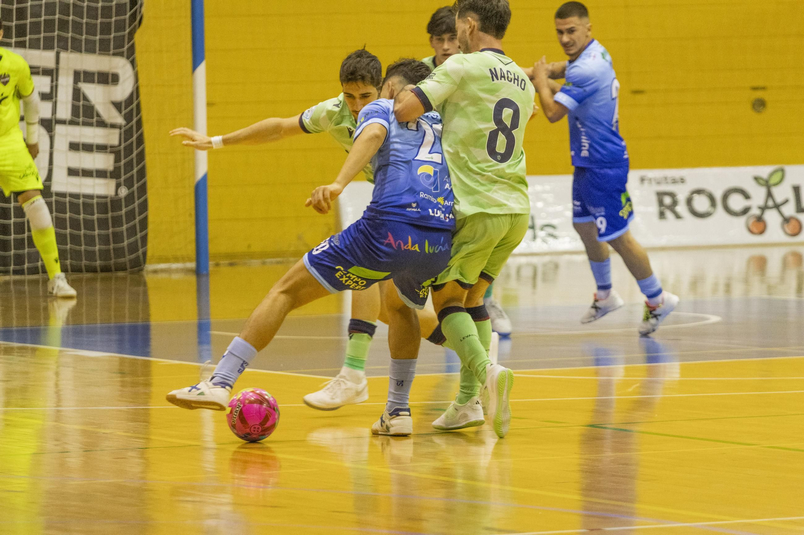 Un jugador celeste trata de sortear la presión de un par de rivales durante un encuentro de esta temporada.