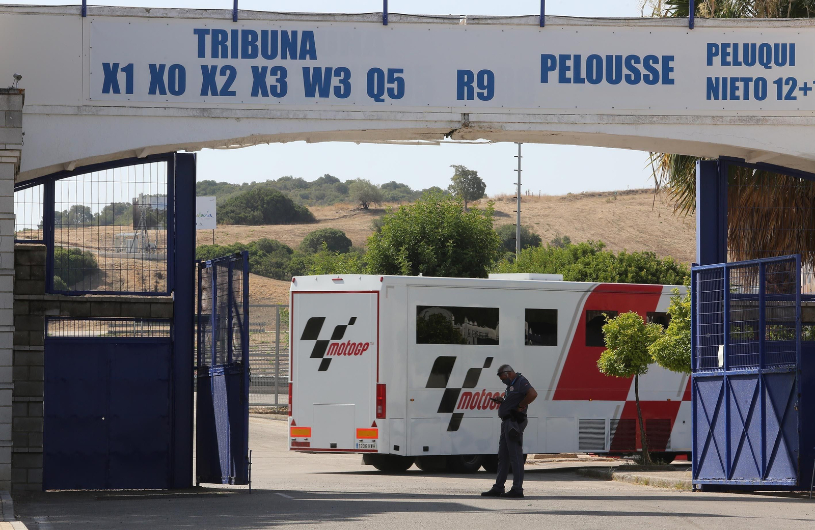 Camiones de MotoGP, preparando su salida del Circuito.