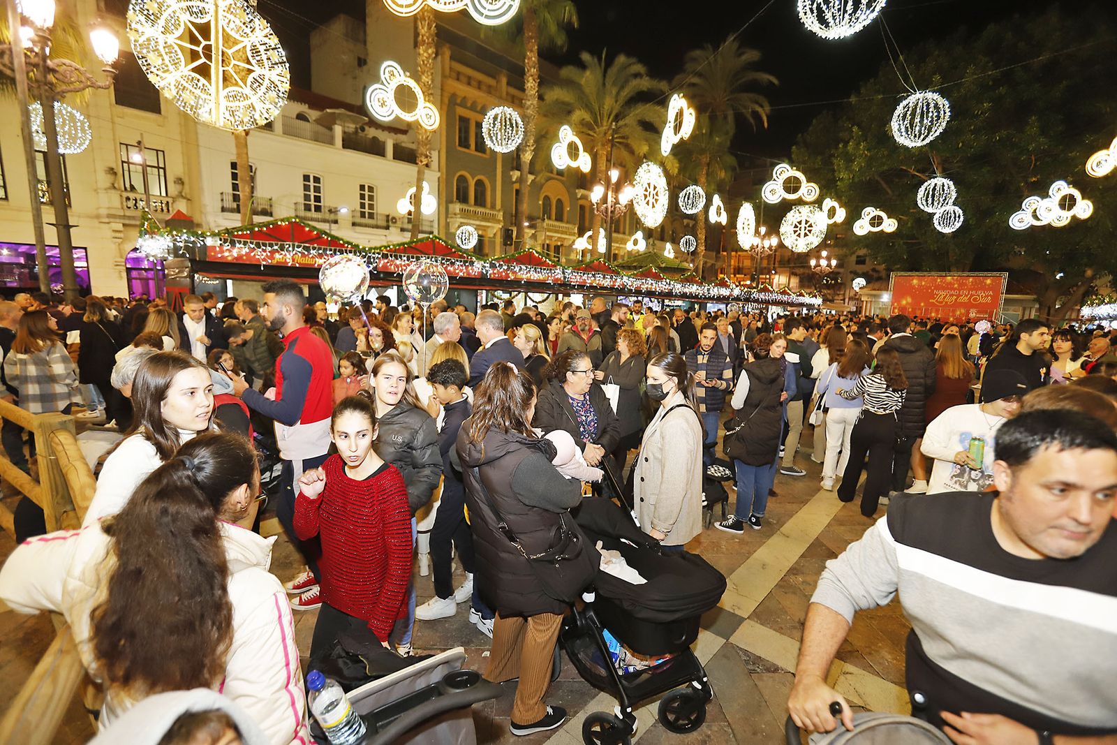 Imágenes del mercado navideño de la Plaza de Las Monjas