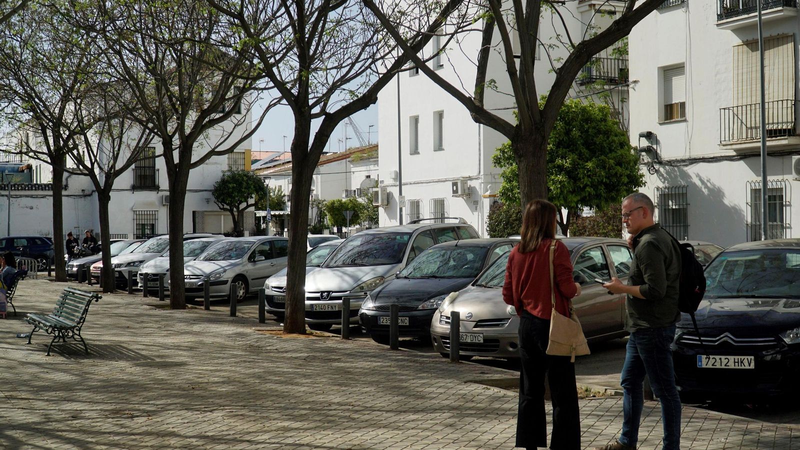 La mujer que recibió la multa atiende a este periódico en la calle Teba, donde estaba su coche.