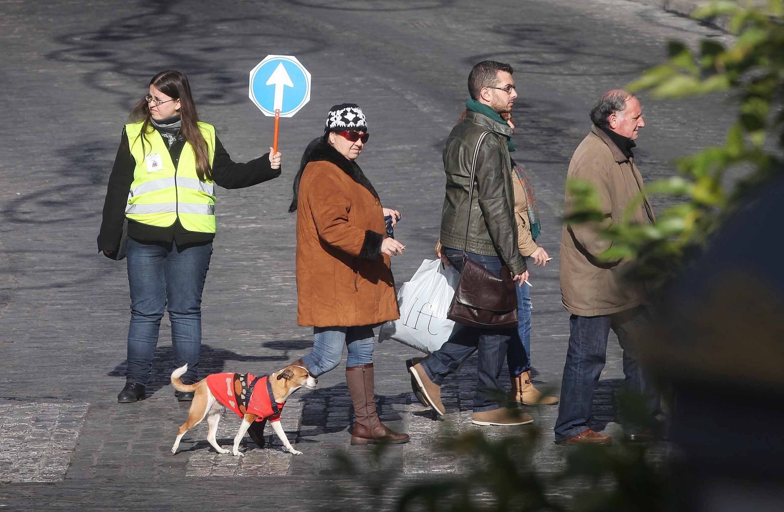 Una joven regula un paso de peatones, en una edición anterior de este plan.