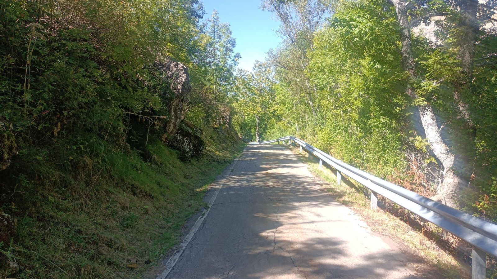 Rumbo a Villalfeide por la carretera LE-3602 Rumbo a Villalfeide por la carretera LE-3602