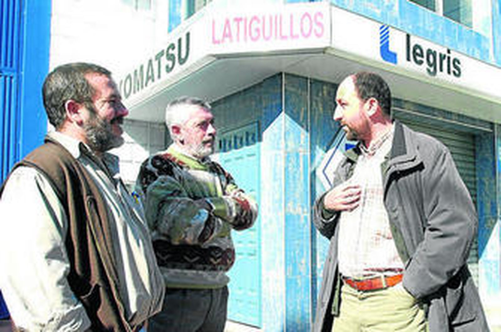 Juan Tapia, primero a la izquierda, con Manolo Barrios y el autor de la crónica, en el Polígono Calonge.