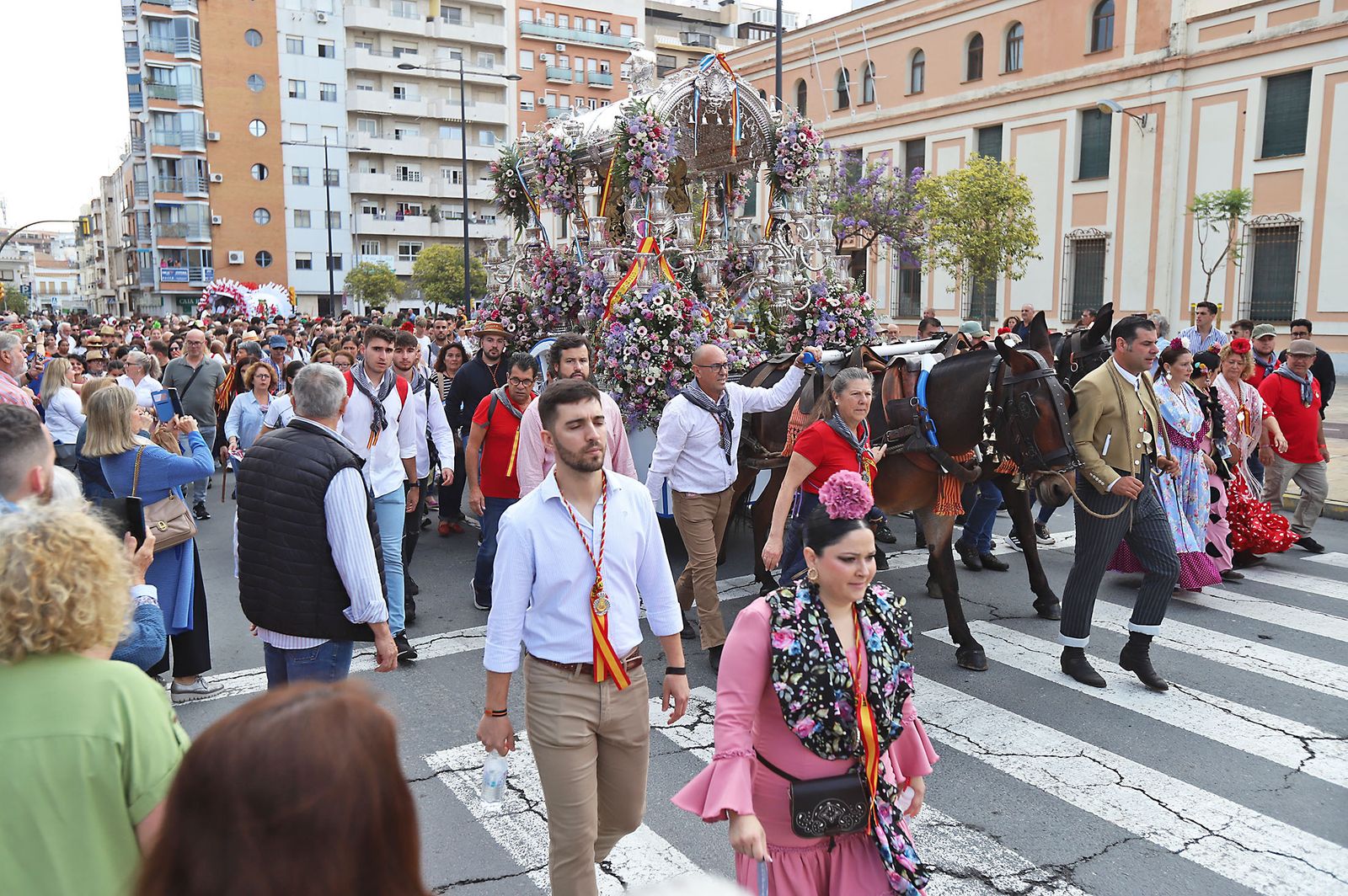 El Rocío 2023: Imágenes de la Hermandad de Emigrantes en su salida de Huelva