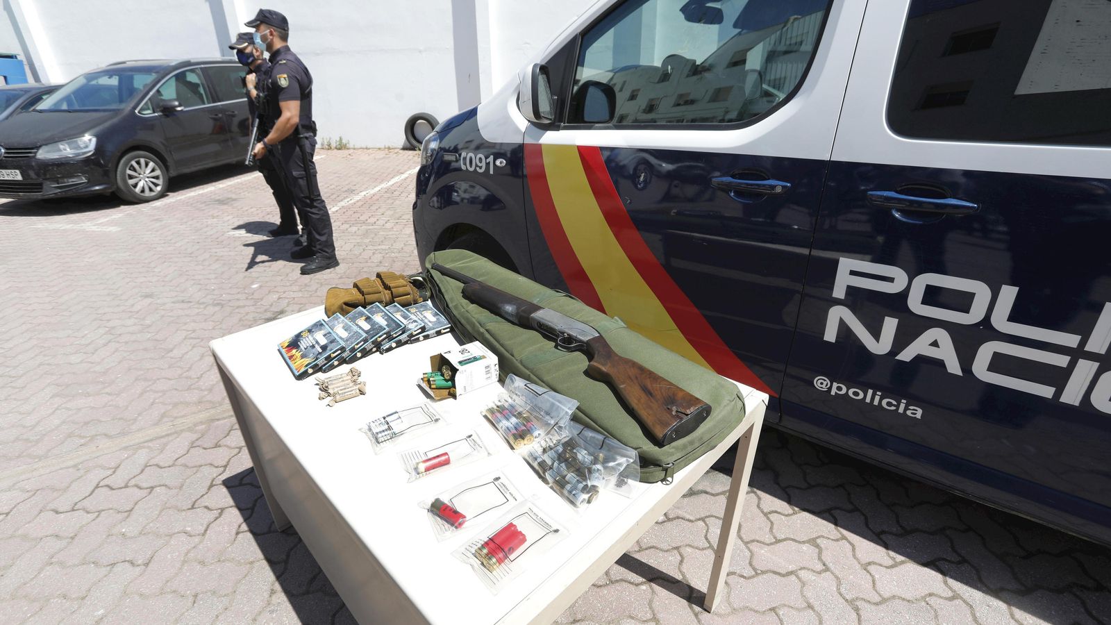 El arma y otros objetos intervenidos por la Policía.