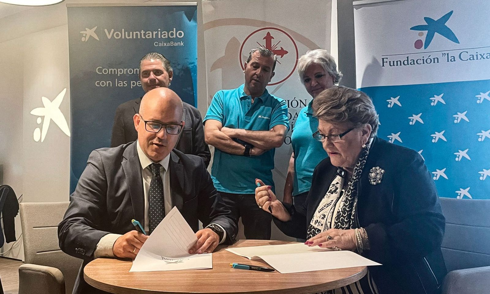 Amador Carmona y Olga Caballero rubrican el acuerdo para el proyecto 'Sillas para todos'.