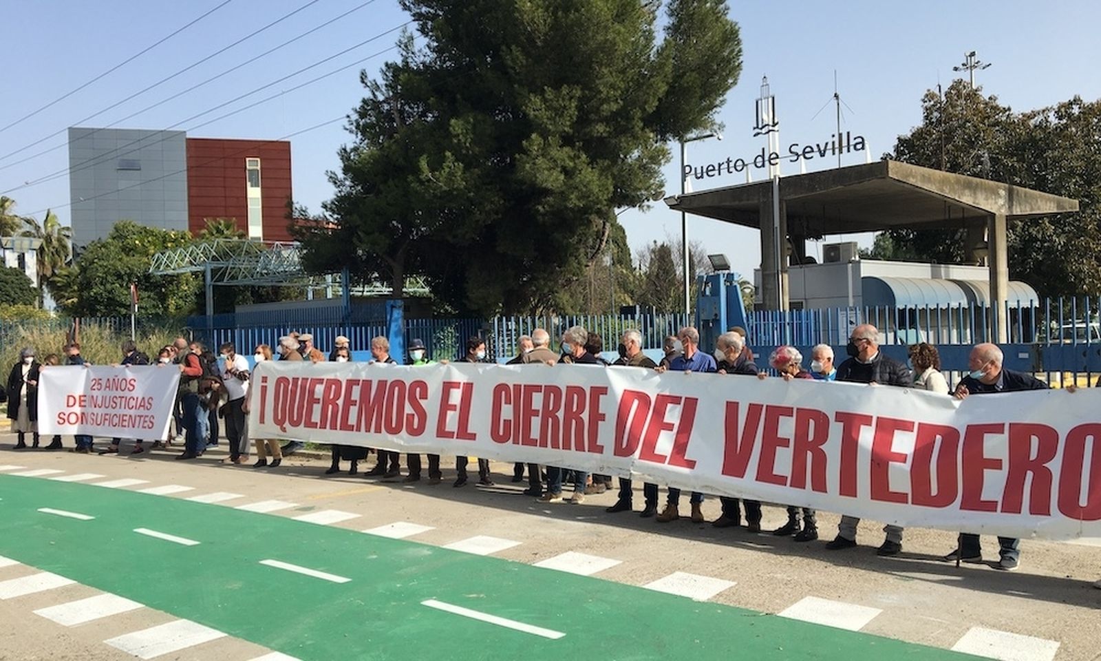 Concentración celebrada ayer ante las instalaciones del puerto de Sevilla.