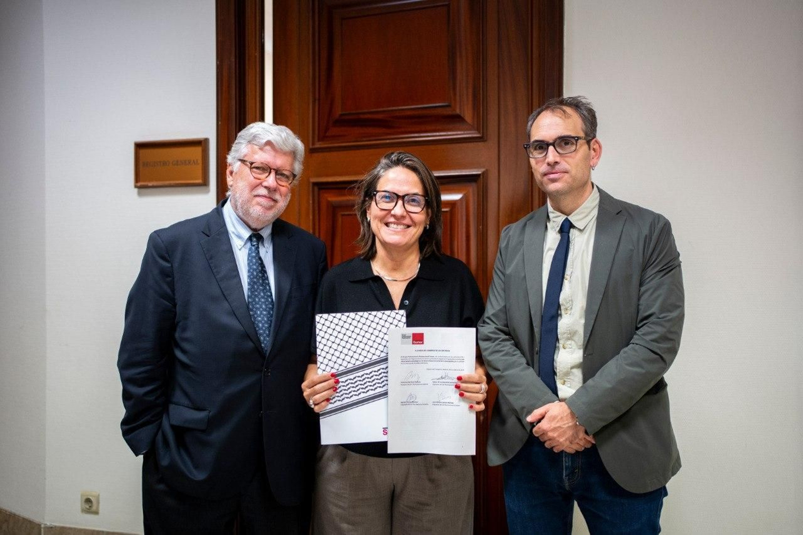 Los diputados de Sumar Agustín Santos, Esther Gil de Reboleño y Toni Valero, con la PNL.