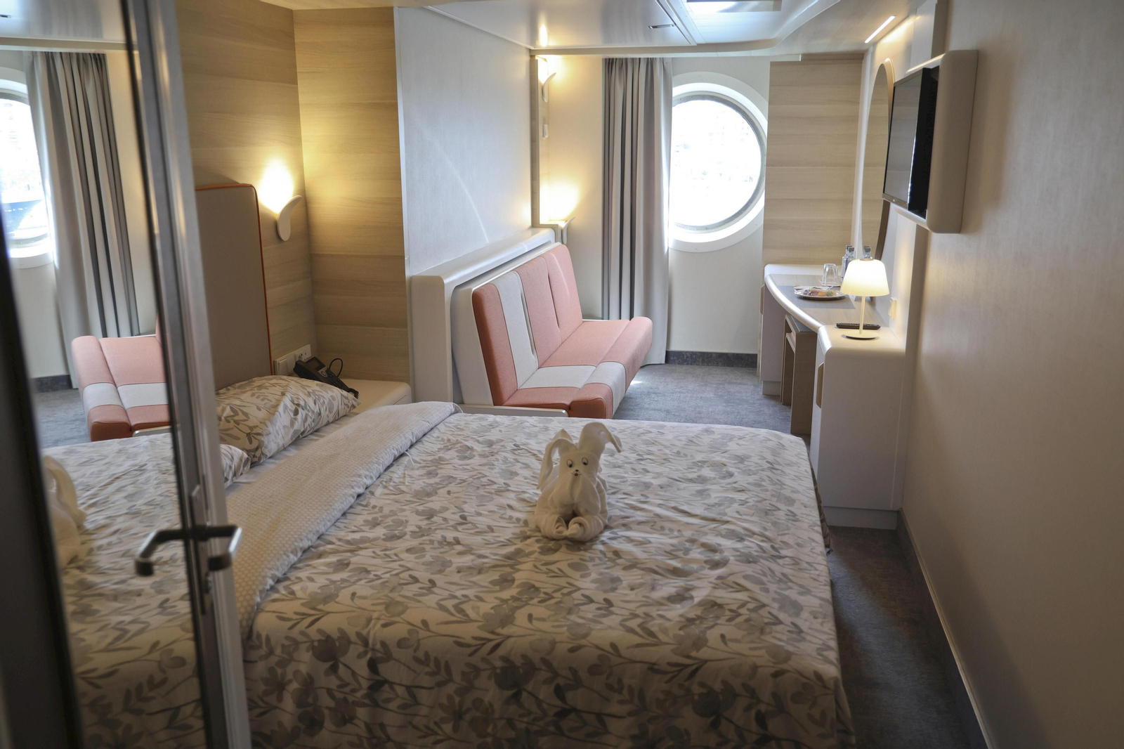 Así es el nuevo ferry ‘Rusadir’ que ha presentado Baleària en el puerto de Málaga.