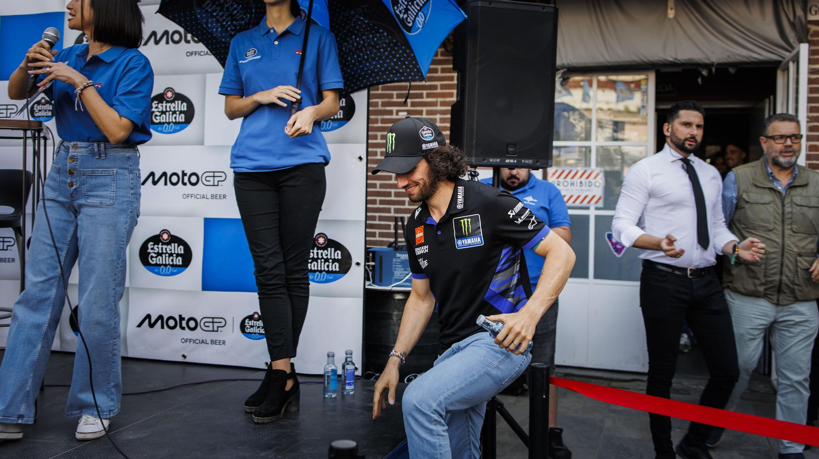 Álex Rins y Alonso López firman autógrafos en Plaza Canterbury