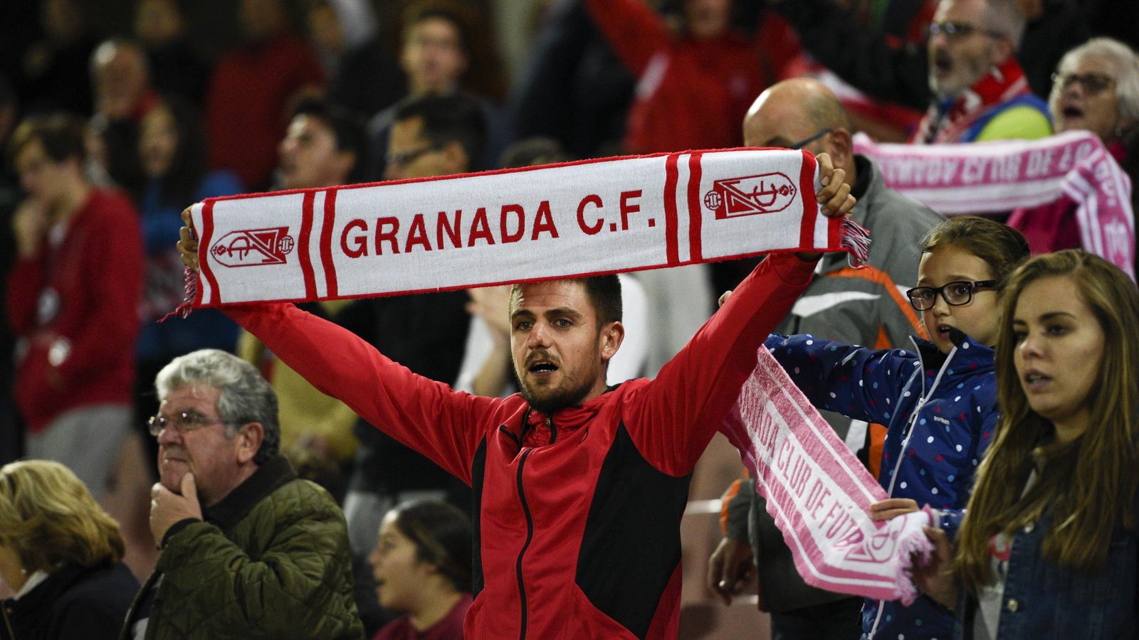 Los seguidores rojiblancos que acuden a Los Cármenes están comprometidos con su equipo.
