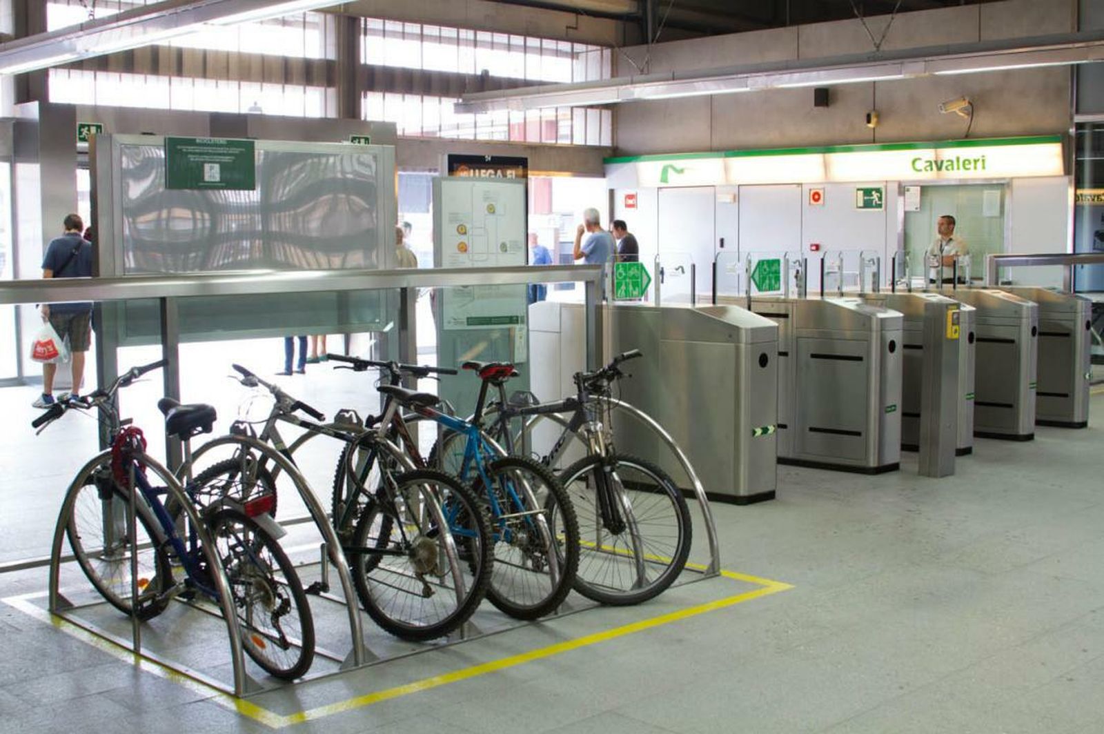 Un aparcamiento de bicicletas dentro de la estación de Metro de Cavaleri (Aljarafe).
