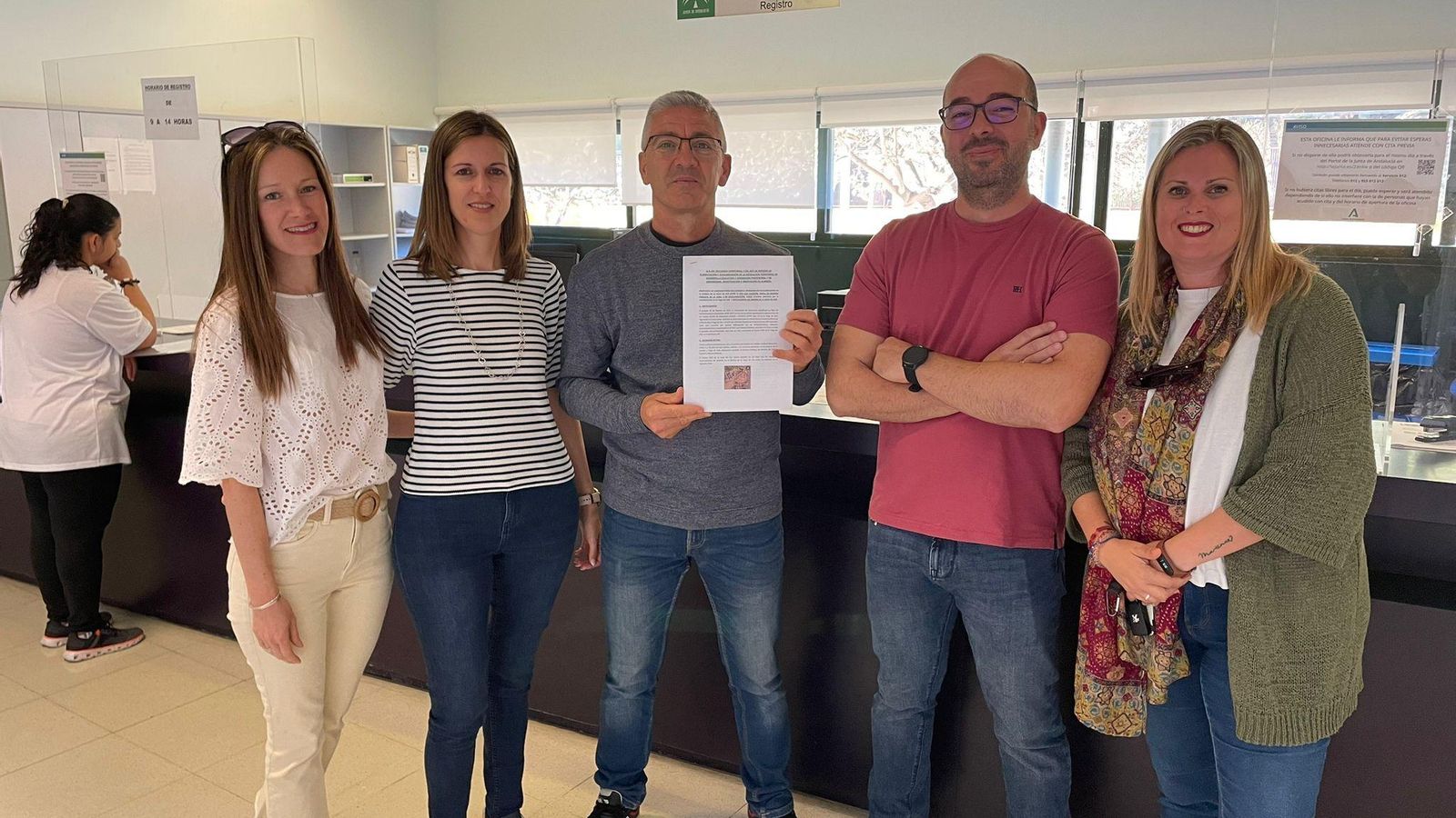 Representantes del AMPA Vega de Acá y de FAEVA presentan en la Delegación de Educación un escrito con la propuesta de crear un colegio de prefabricadas en los solares destinados a la construcción de los dos centros educativos, un CEIP y un instituto