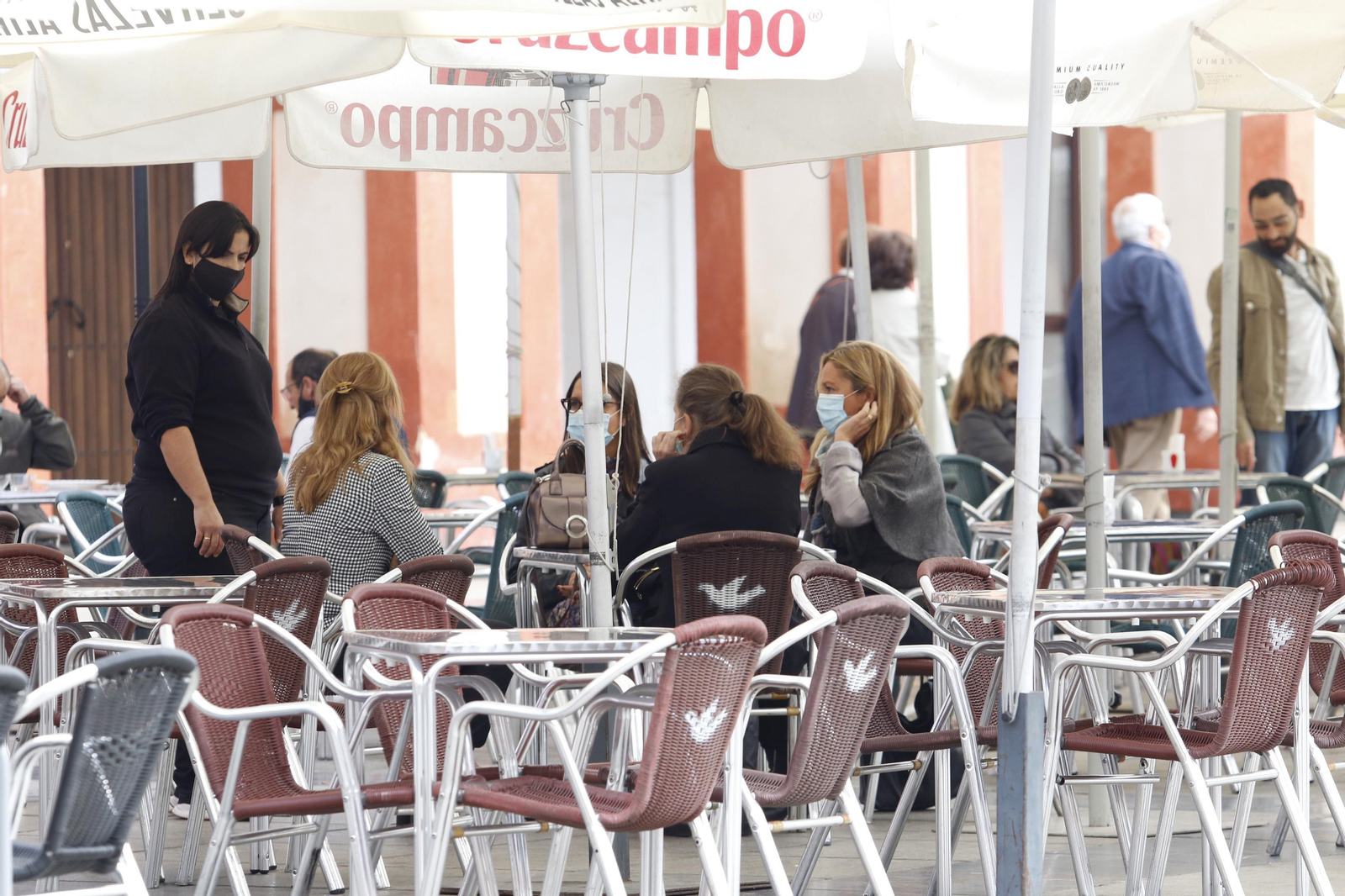 Varias personas en una terraza de la plaza de la Corredera.