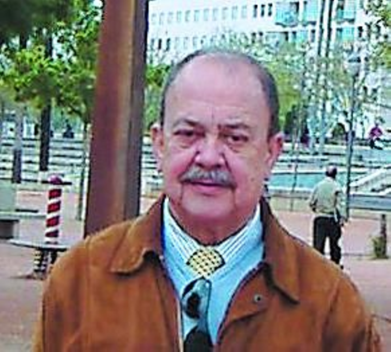 Juan Carlos Juárez se abraza tras conocer los resultados de 2007.