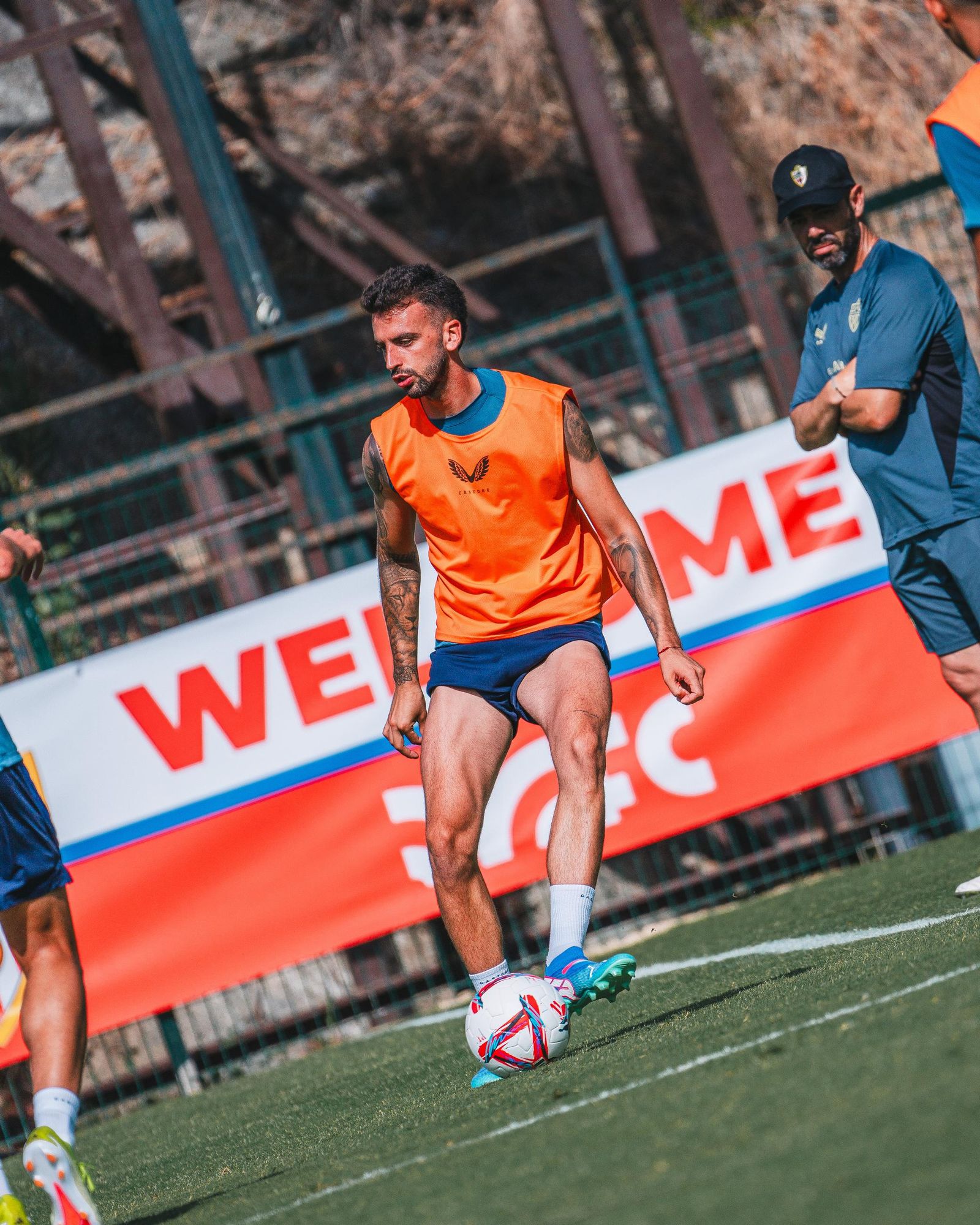 El lateral valenciano busca un pase durante esta pretemporada.