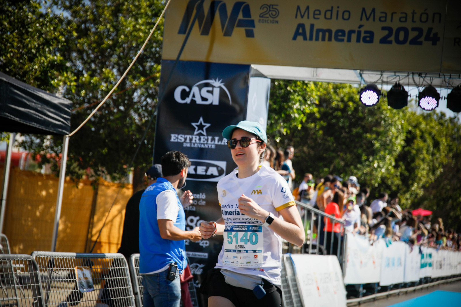 Imágenes de la llegada de la Media maratón Ciudad de Almería