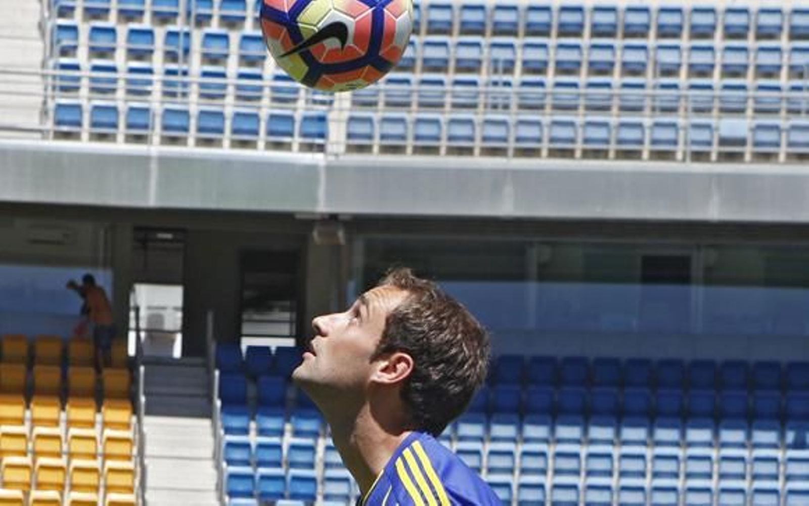 Gorka Santamaría toca un balón de cabeza durante su presentación como cadista. /Jesús Marín