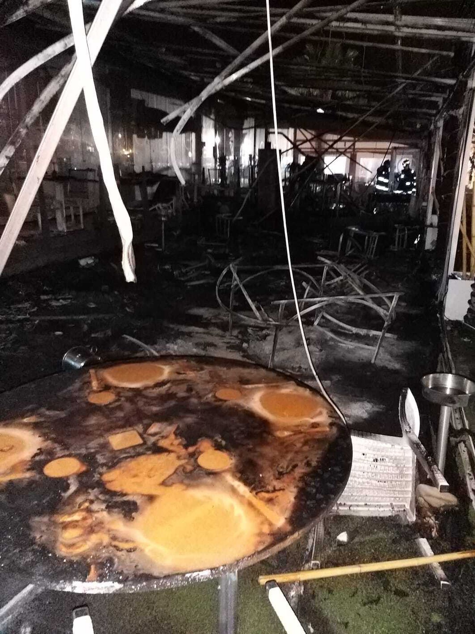 Las fotos de la terraza de un restaurante calcinada tras un incendio