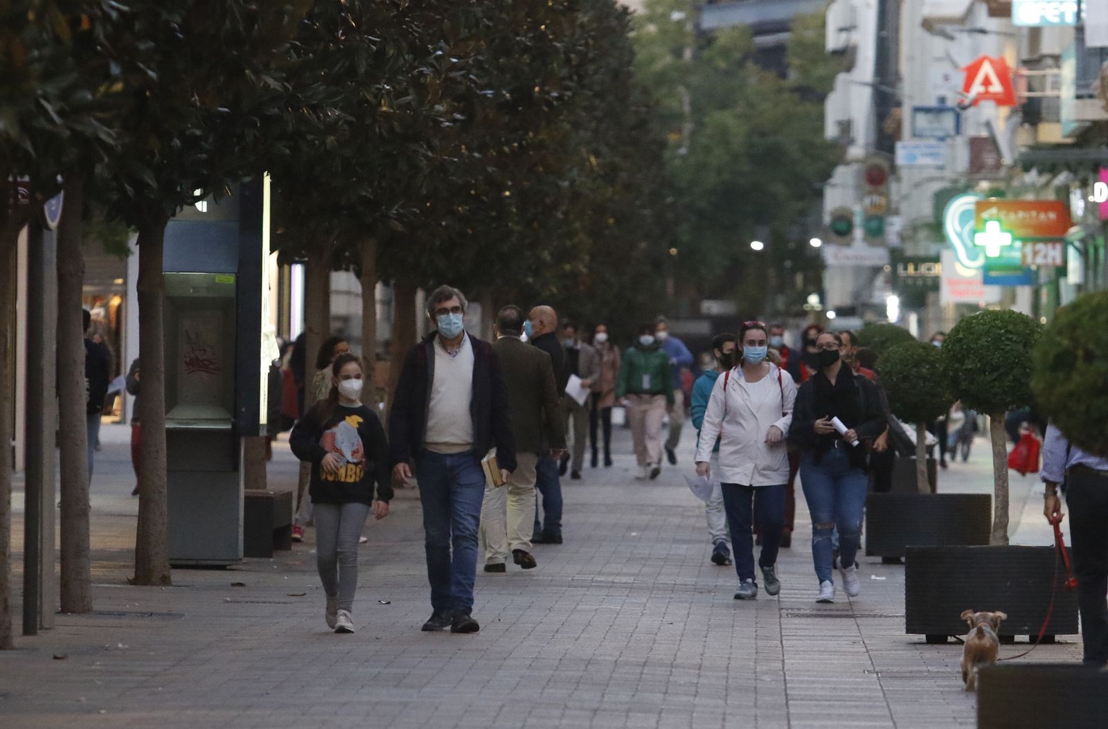 La primera tarde de cierre de bares y comercio en Córdoba, en fotografías