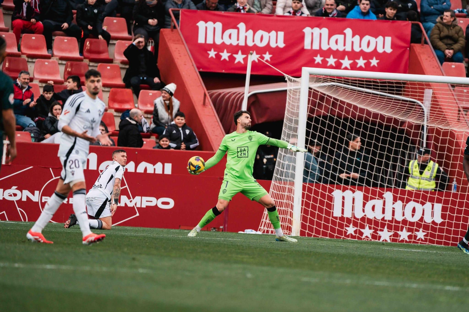 Maximiano facilita la labor al rival cuando se le encara en solitario, algo que para el autor del artículo es de 1º de EGB futbolística