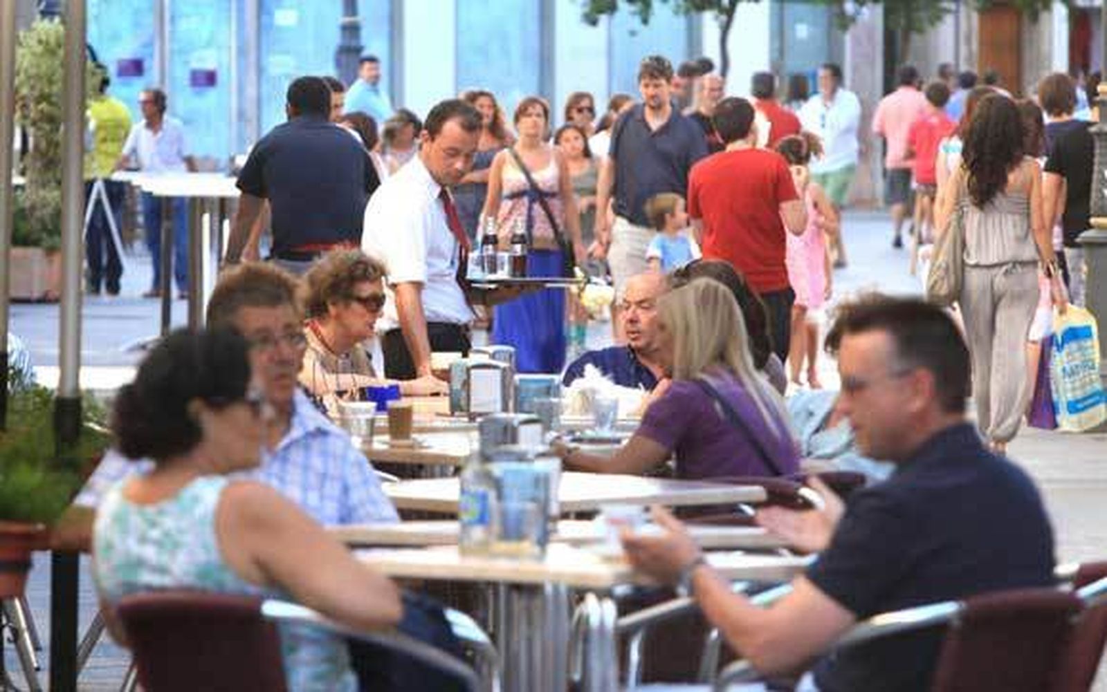 Imagen retrospectiva de un camarero sirviendo en un bar del centro de la ciudad. /Vanesa Lobo