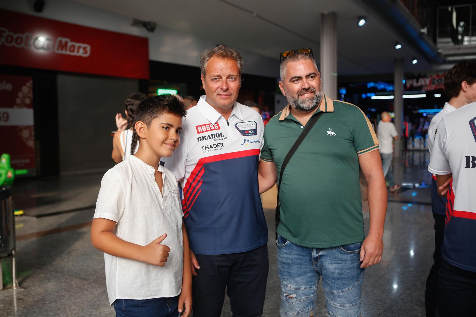 Las fotos de la visita del campeón del Mundo Emilio Alzamora al centro comercial Bahía Plaza de Palmones (Los Barrios)
