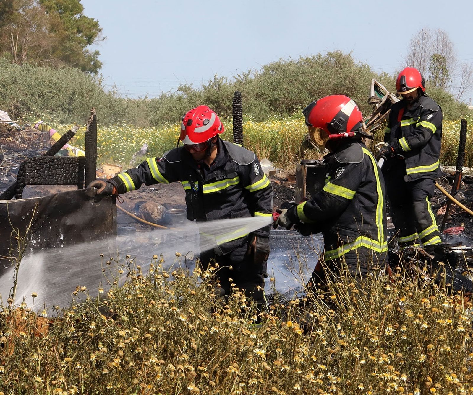 Bomberos actúan en un incendio.
