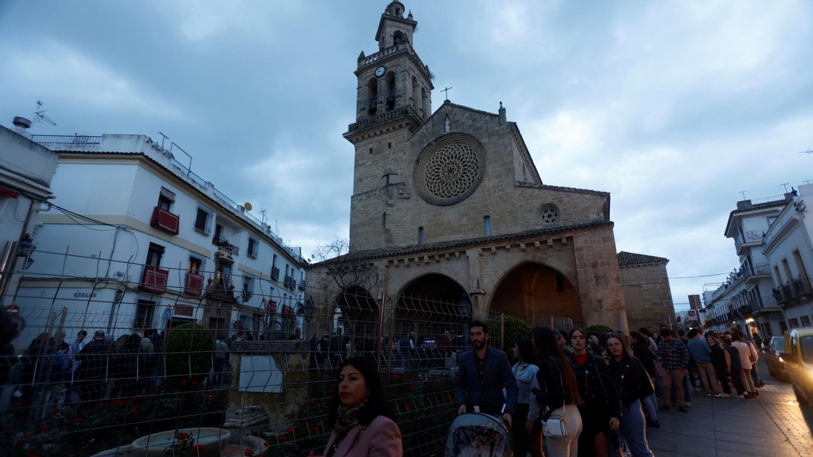 Los fieles guardan cola para acceder a San Lorenzo.