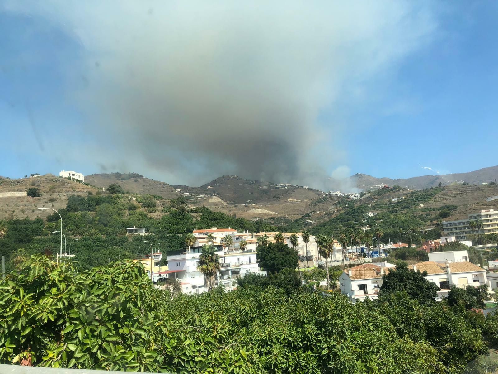 Columna de humo procedente del incendio vista desde Almuñécar.