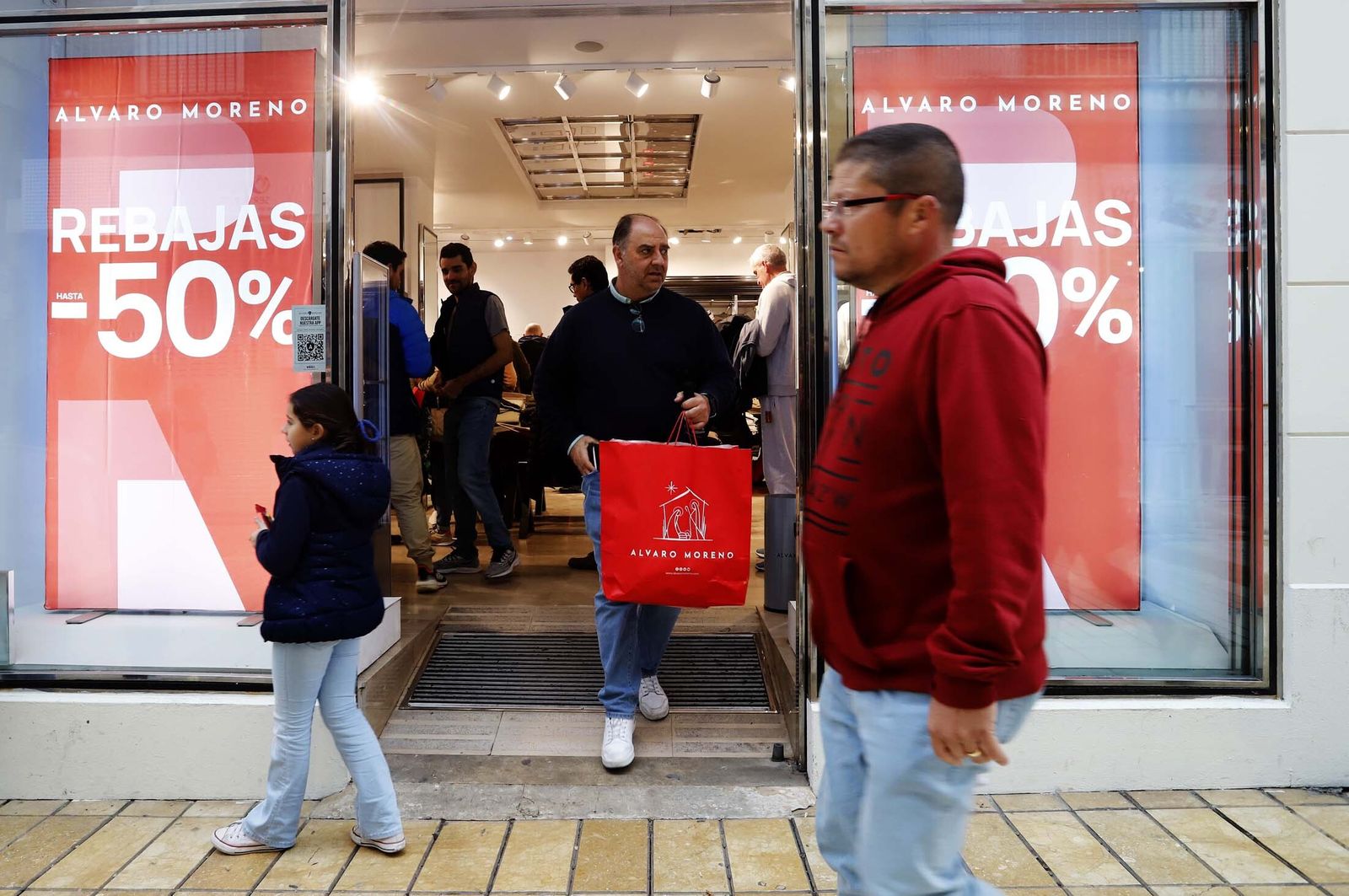 Imágenes del primer día de rebajas en los comercios de Huelva
