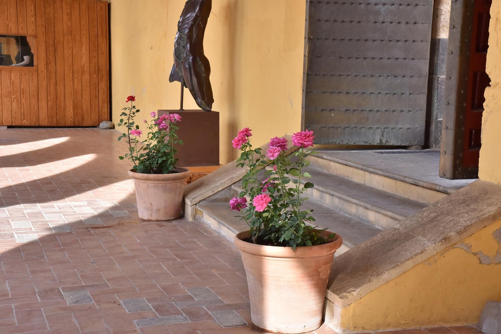 La nueva ornamentación floral del Patio de los Naranjos de la Mezquita de Córdoba, en imágenes