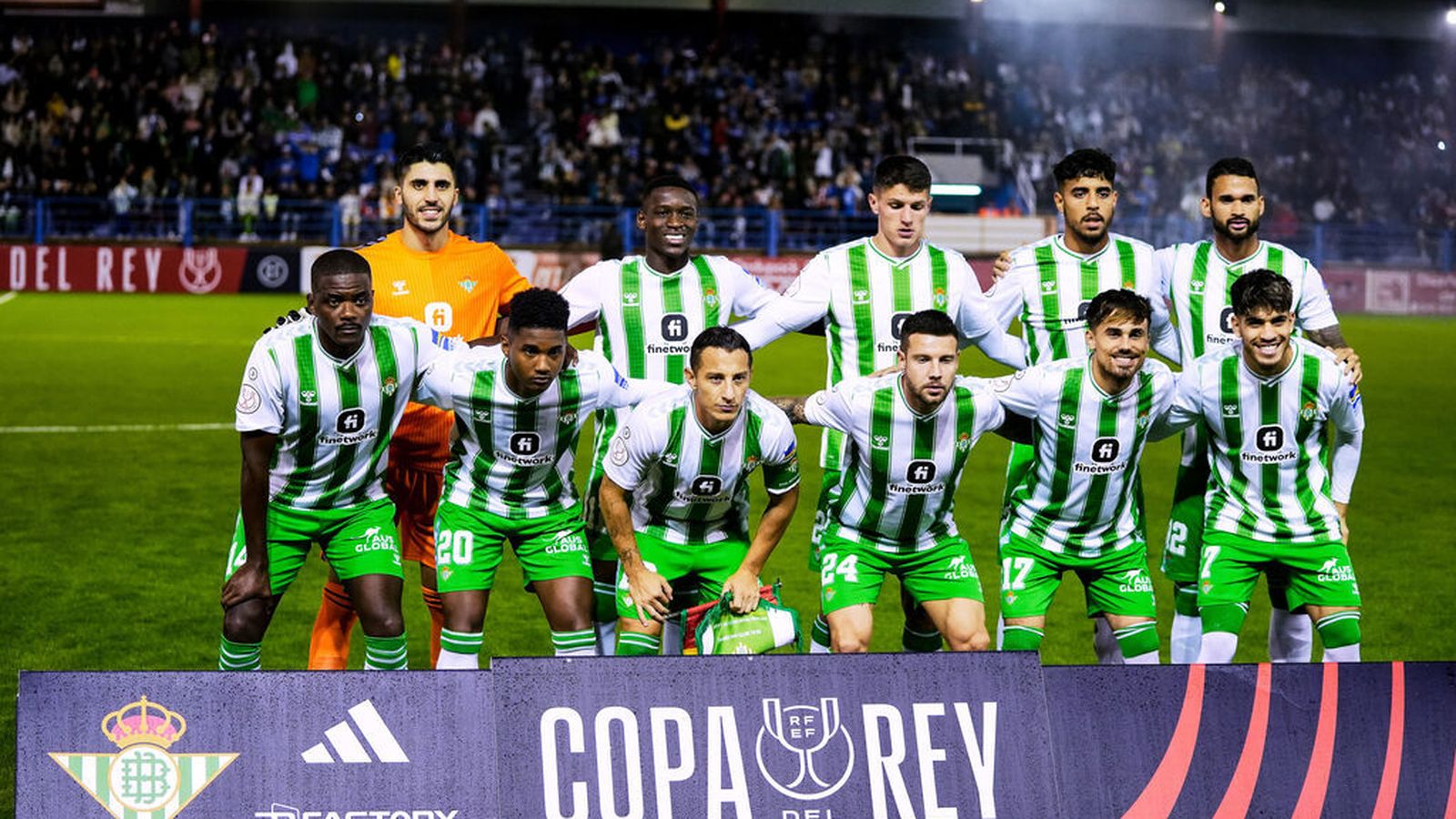 El Real Betis posa antes del partido copero frente al CD Hernán Cortés