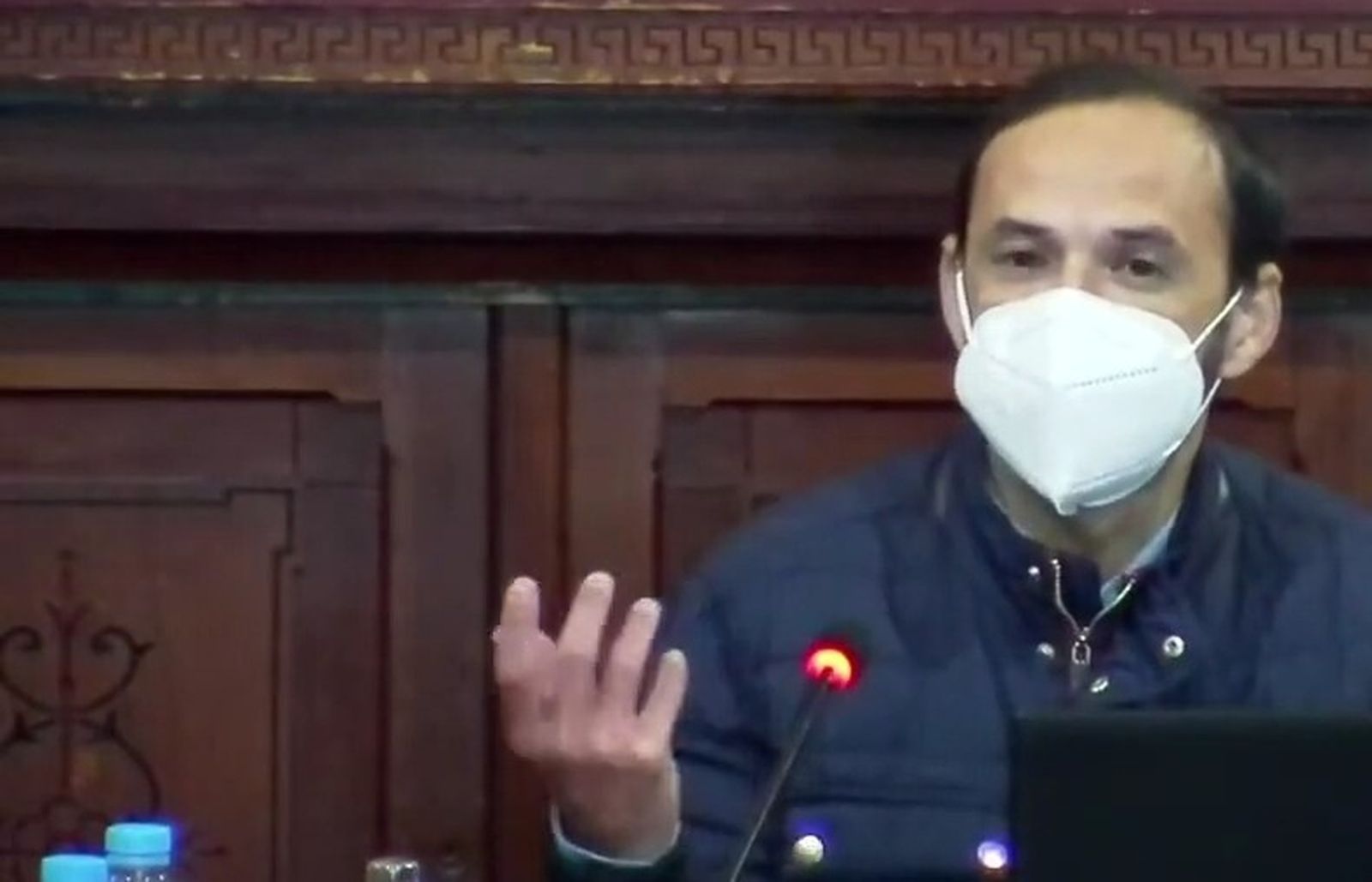 El alcalde de Sanlúcar, Víctor Mora (PSOE), en un momento del pleno municipal.